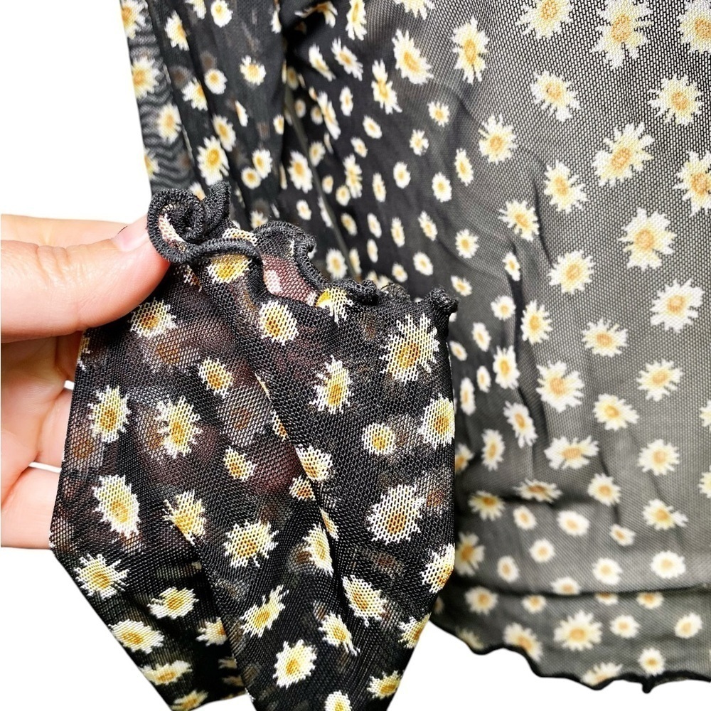 Gaze Knit Mesh Daisy Long Sleeve Crop Top - Picture 6 of 12